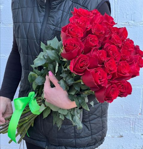 "Севилья"- букет из красных роз с доставкой по городу по Адыгейску